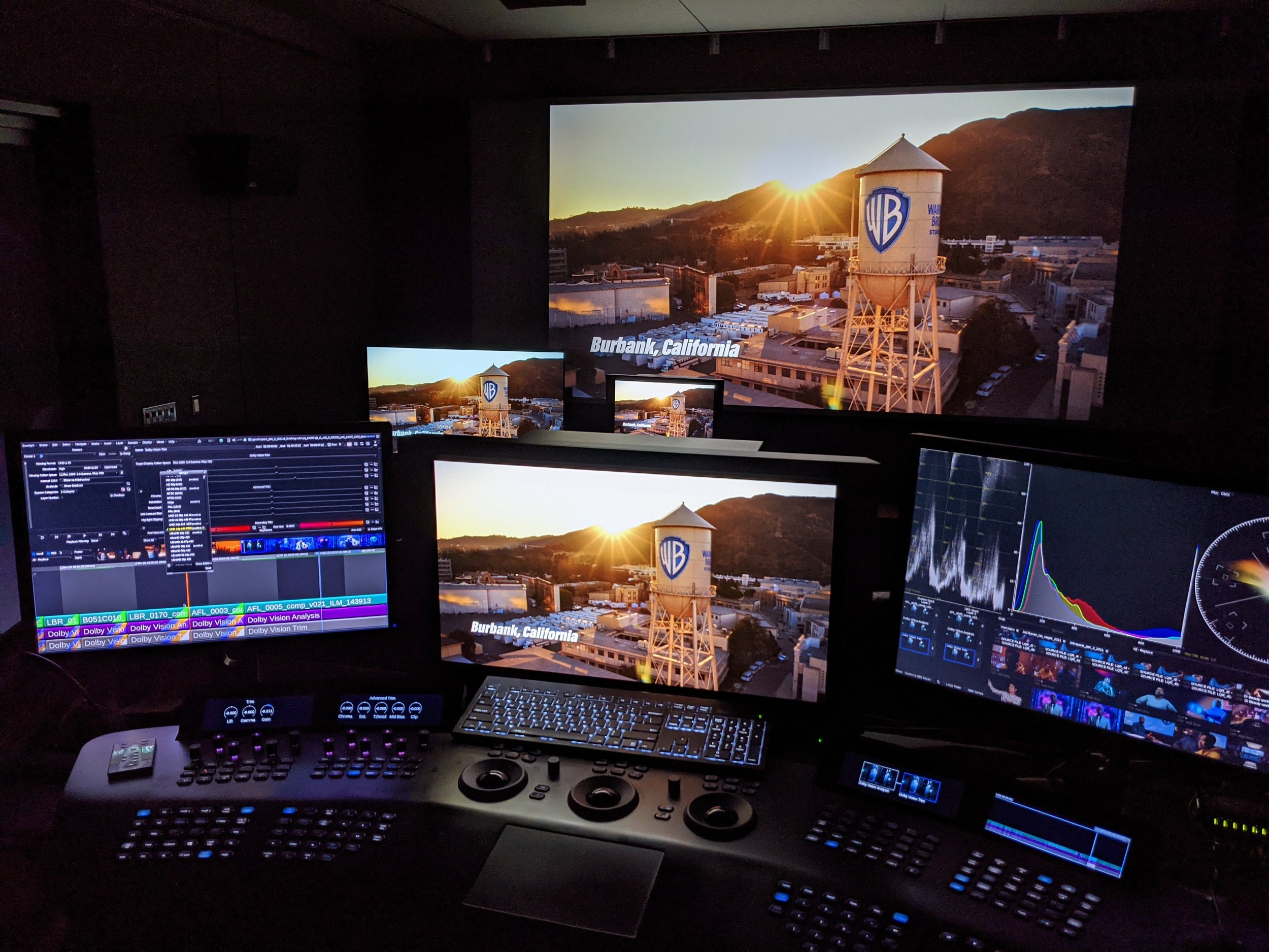 Professionele colorist werkend aan kleurcorrectie met DaVinci Resolve in een donkere grading suite